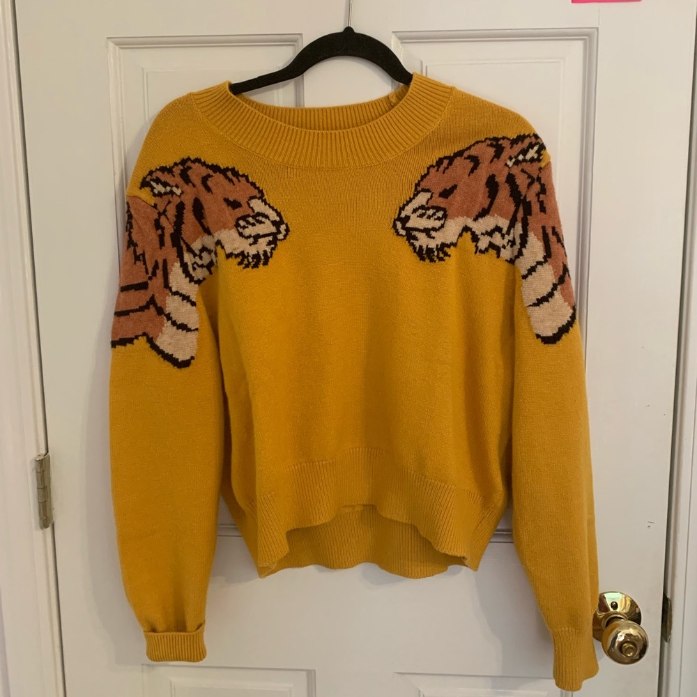 Yelloe tiger stitch sweater